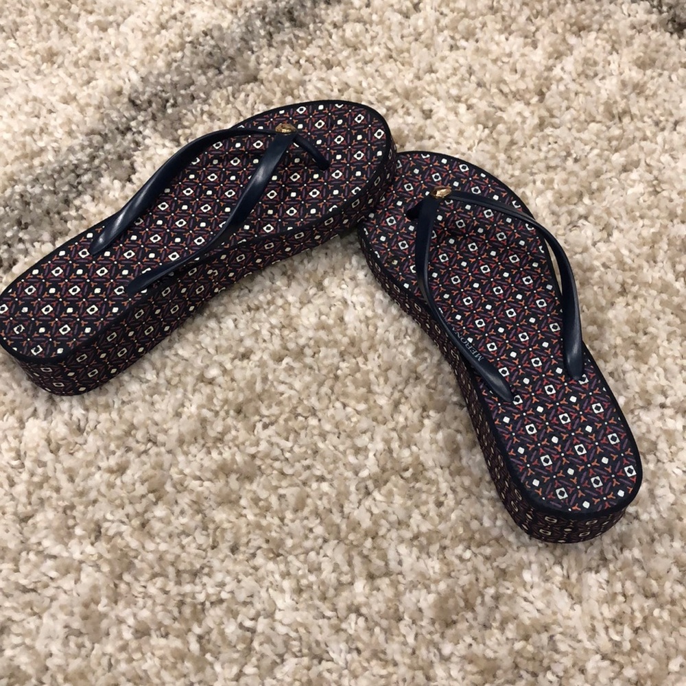 Slight wedge heel flip flops